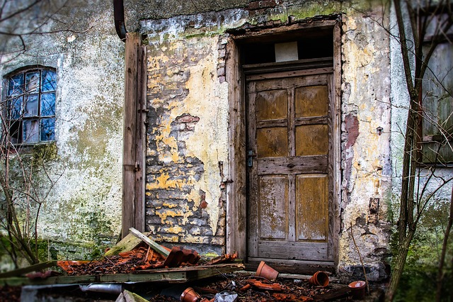 dveře starého domu